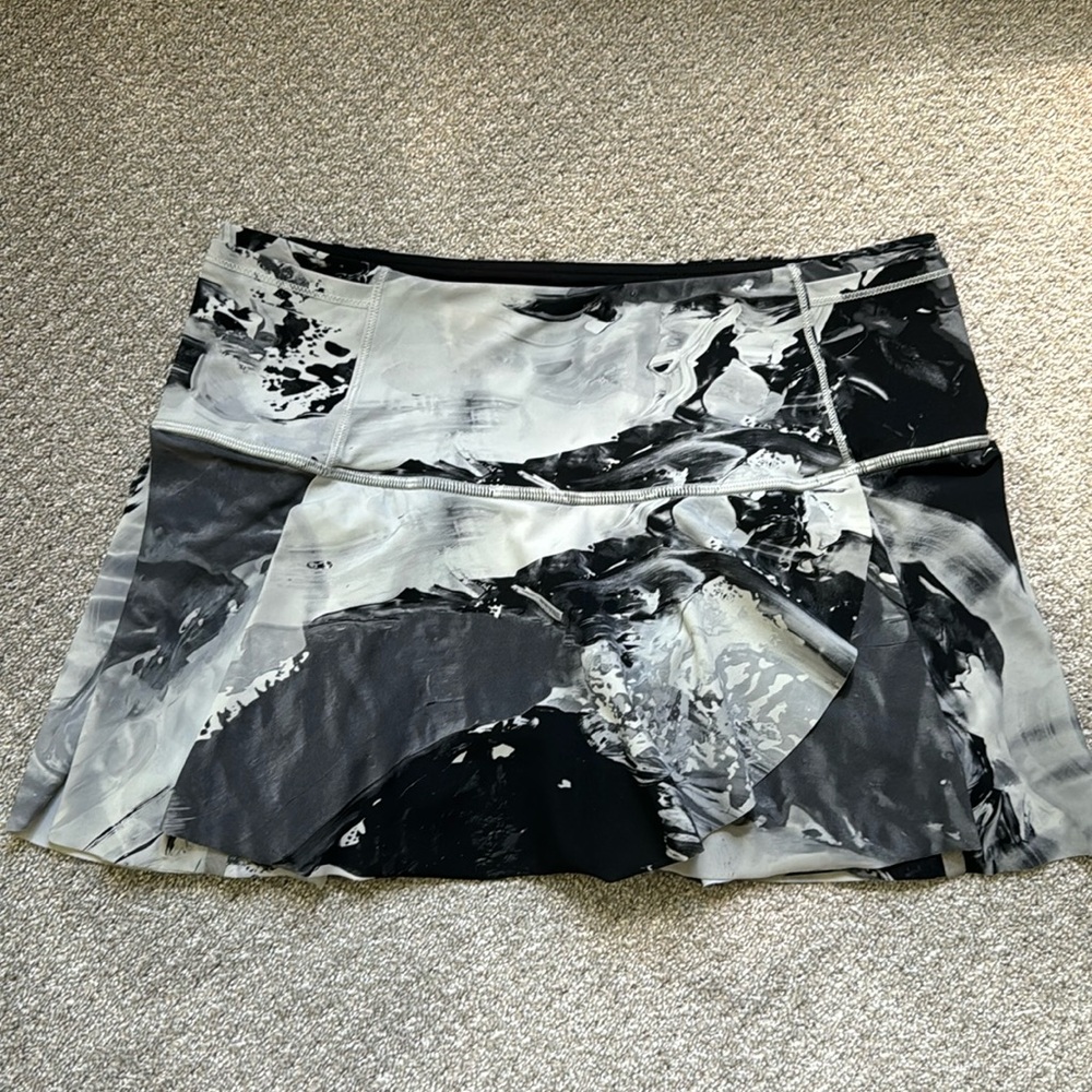 Lululemon skort, great condition, side pockets.